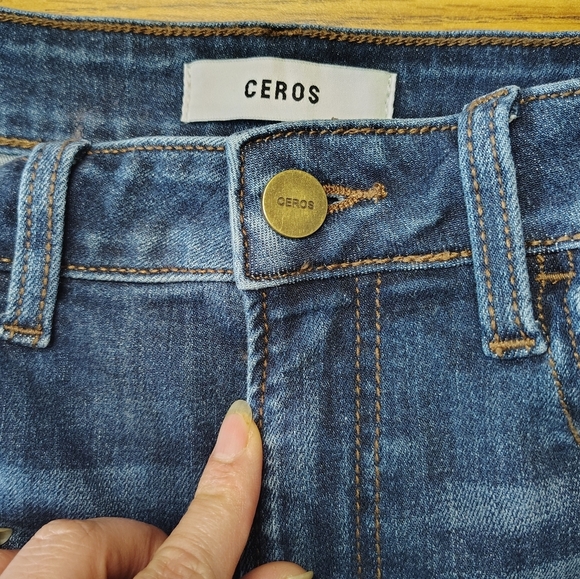 Ceros women's high-rise, relaxed fit, Tapered denim jeans, size 28. - Picture 12 of 16